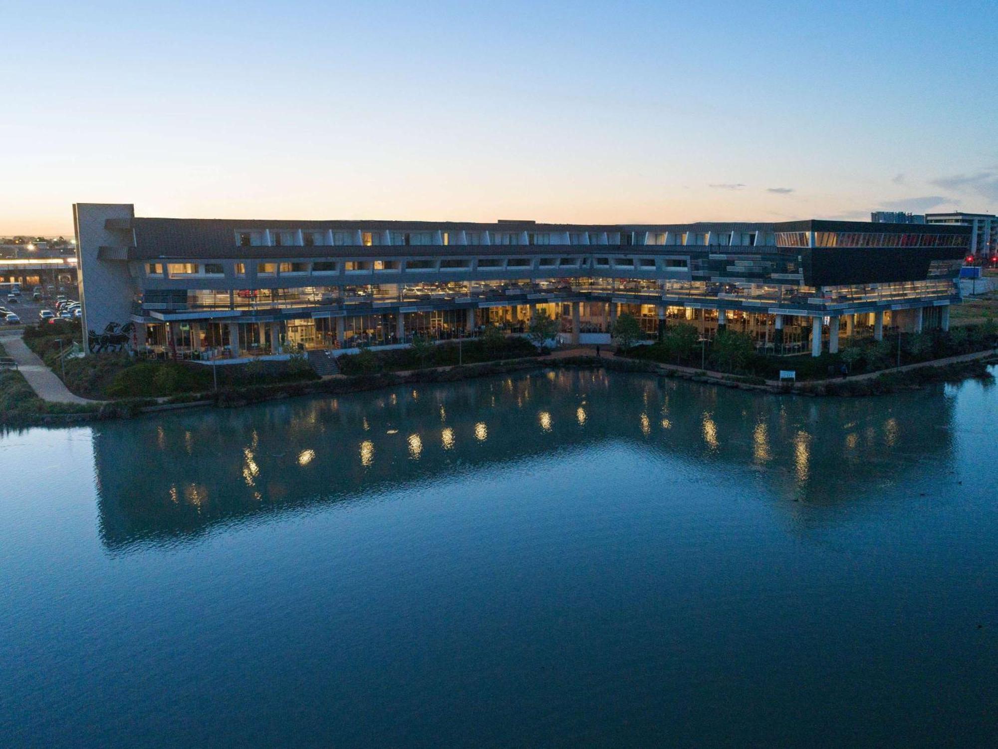 Mercure Melbourne Caroline Springs Exterior photo